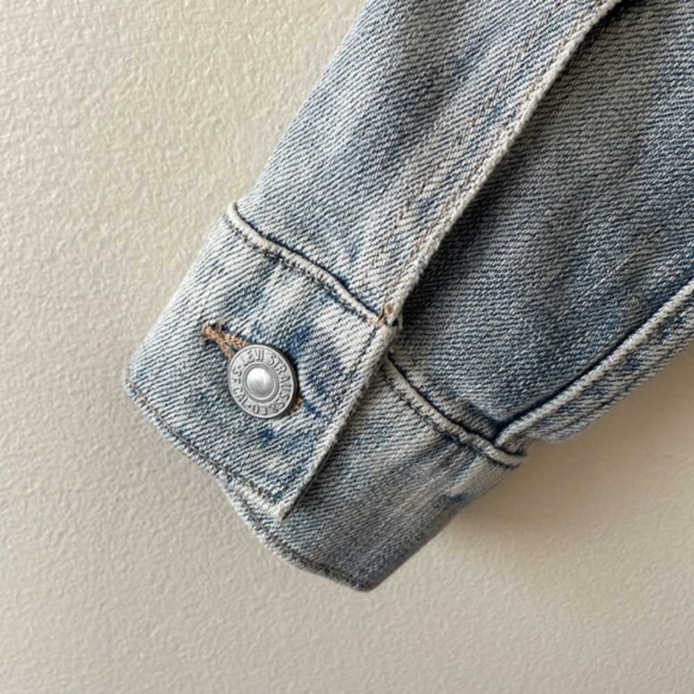 Levi's Light Wash Blue Denim Jacket - Picture 7 of 8